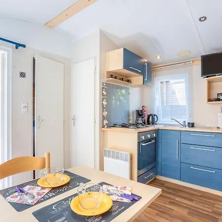 A 300m De La La Pege 펜션