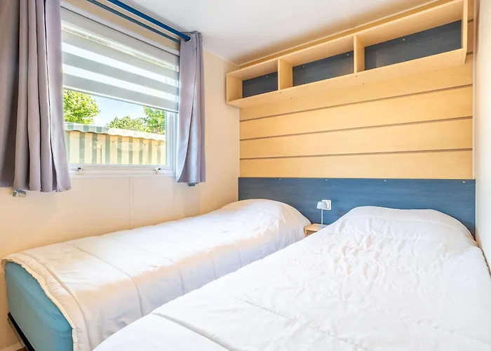 A 300m De La La Pege