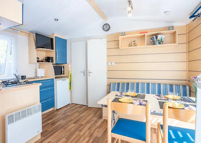 A 300m De La La Pege 펜션