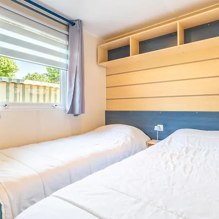 A 300m De La La Pege